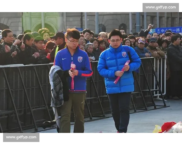 川超星光寄哀思：球迷亮灯送别小球迷林子金